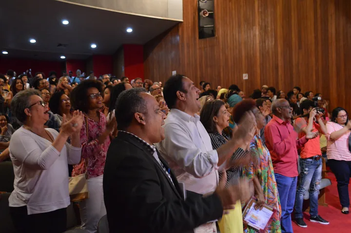 Público aplaude de pé uma atividade da FLI 2018