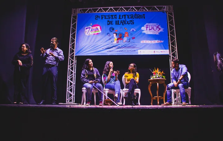 Mesa de jovens articuladores no palco da FLI 2019