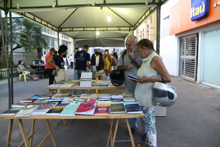 Mesa de livros aberta ao público na FLI 2021