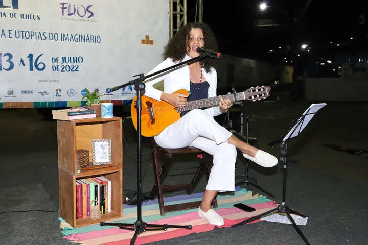 Apresentação musical entre livros na FLI 2022
