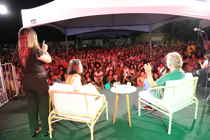 Grande público reunido diante do palco da FLI 2024