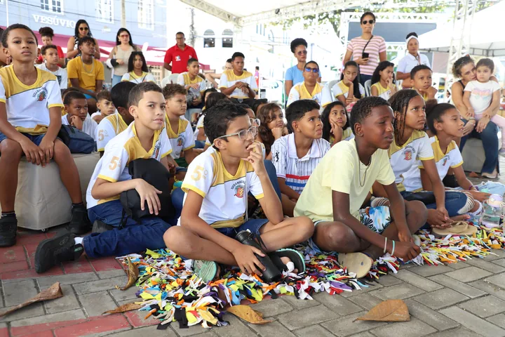 Estudantes acompanham uma atividade cultural da FLI 2025