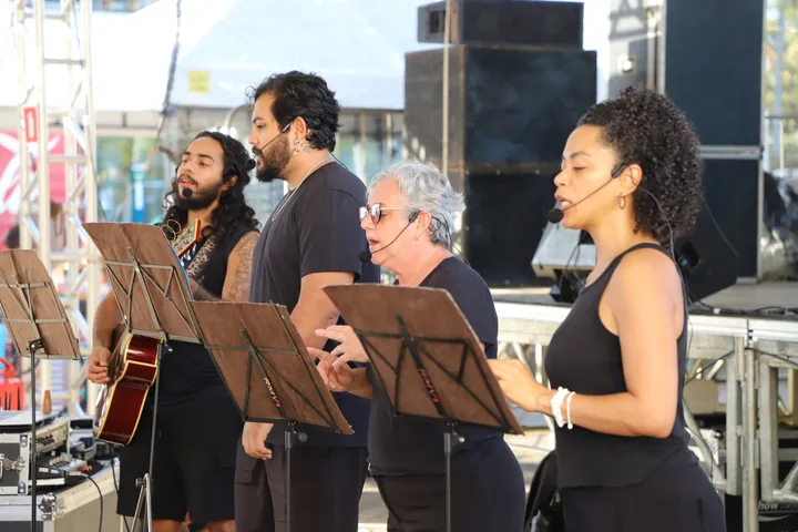 Apresentação musical com instrumentistas na FLI 2025