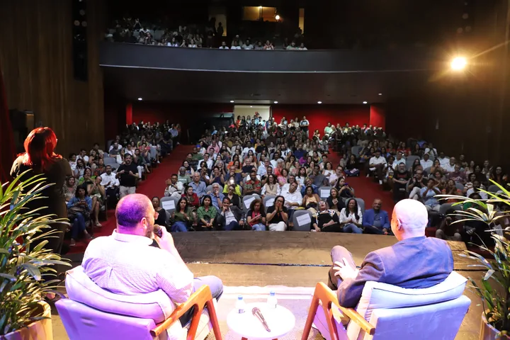 Auditório do Teatro Municipal de Ilhéus lotado durante a FLI 2025